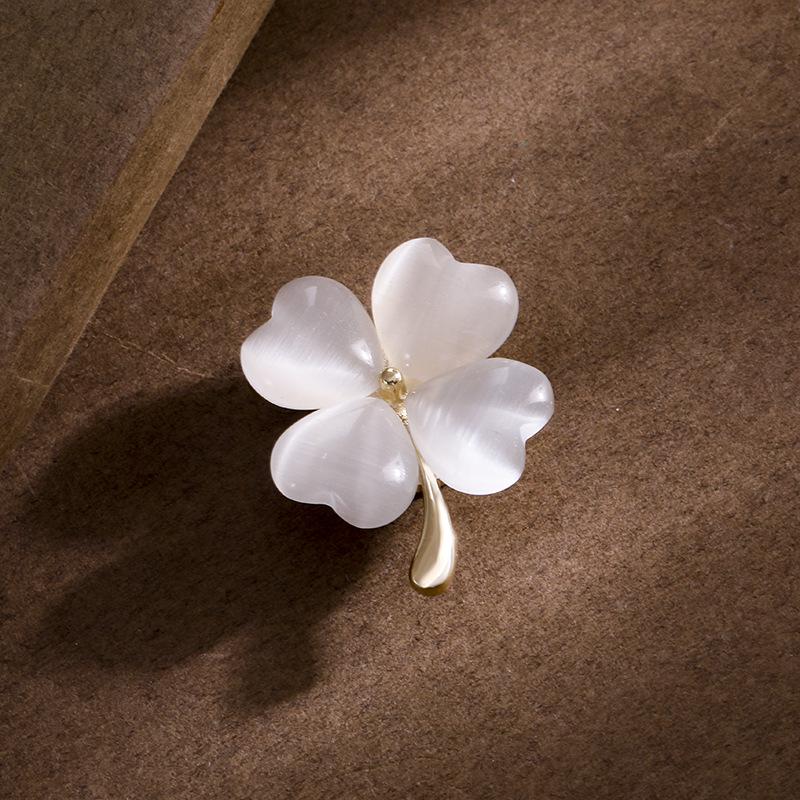 High-Grade Magnetic Four-Leaf Clover Brooch: Women’s Flower Anti-Exposure Clothing Pin