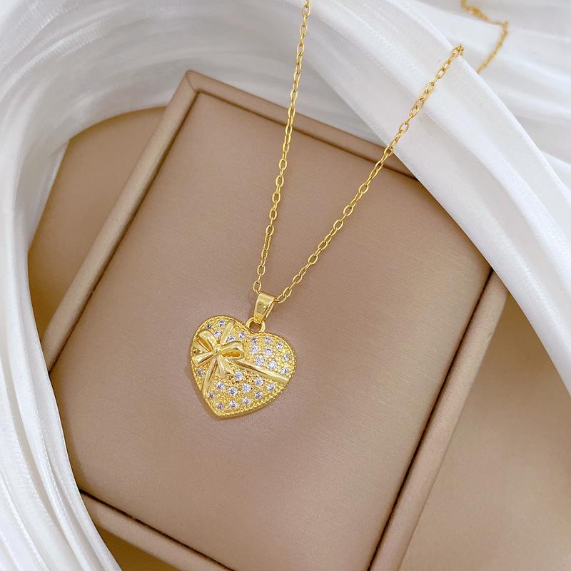 Love Flower Full Diamond Light Luxury Temperament Gorgeous Full Diamond Necklace Female Versatile Collarbone Chain Titanium Steel Chain