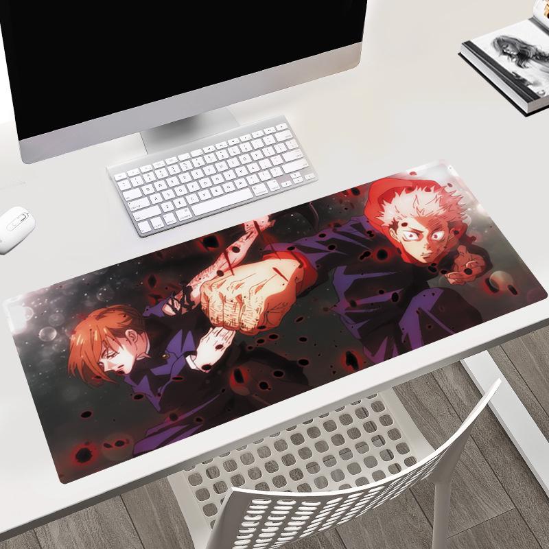 Tapis de bureau Jujutsu Kaisen 40x90x0.3CM avec les personnages Gojo, Yuji et Megumi.
