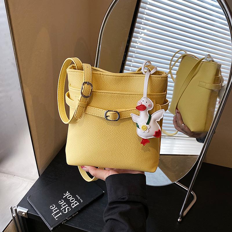 Versatile commuter lychee pattern bucket bag women's spring summer new commuter shoulder messenger mobile phone bag tide
