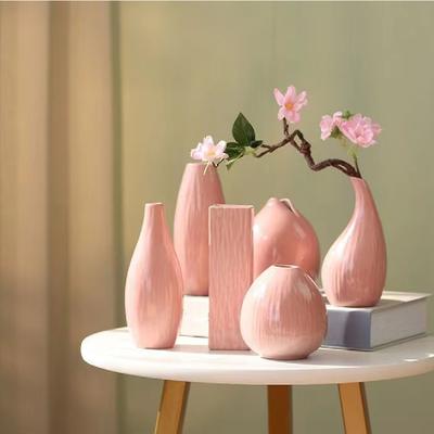 Einfache Keramikvase als Dekoration, Wohnzimmer-Esstischdekoration, Blumenarrangement, Hydrokulturpflanzen, kleine Vase