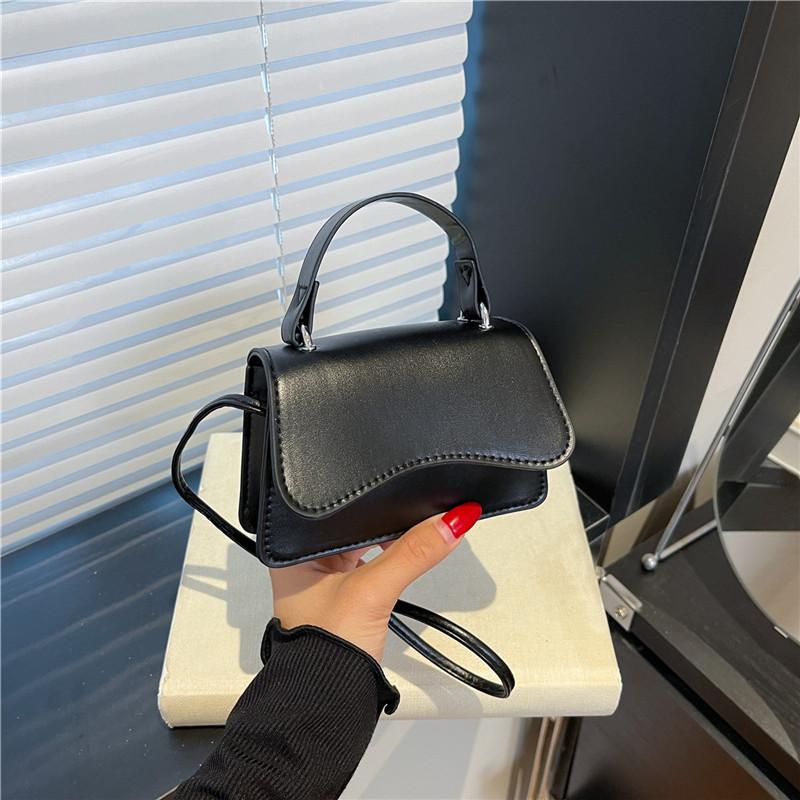 

Однотонная сумка-конверт из масляной вощеной кожи, модная ретро маленькая квадратная сумка, женская, легкая роскошная, изысканная, универсальная, для повседневной носки, высокого качества, сумка-мессенджер чёрный