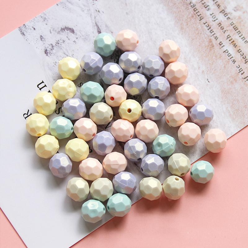 Vysoce kvalitní 40 ks/sáček 8mm korálkovací materiál Perleťové barevné volné korálky s dírkou DIY šperkové doplňky Makrónková barva Mnohostěn Řemesla