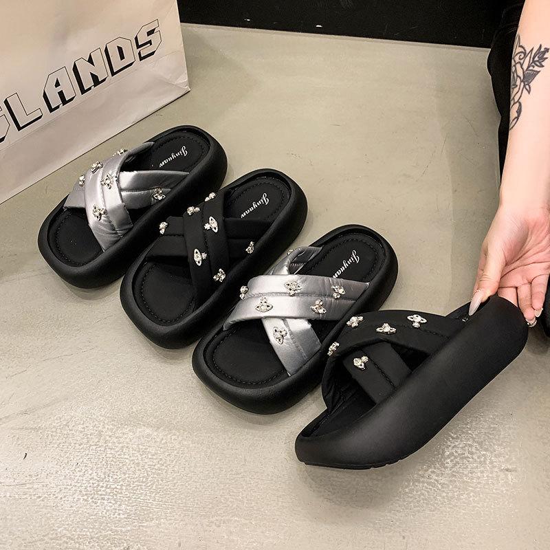 European bread cross with thick-bottomed rhinestone cool slippers for women to wear in the summer of 2025, popular beach one-word drag tide