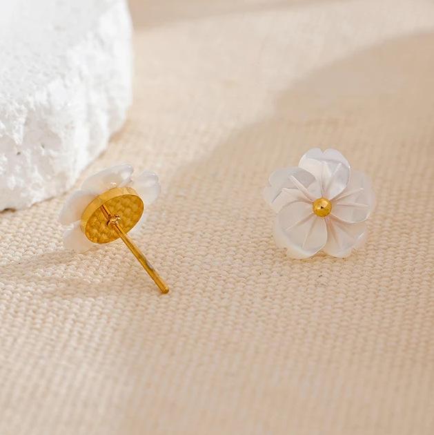 French Vintage Shell Flower Necklace Minimalist Pendant Collarbone Chain Women's Elegant Fashion Jewelry Trendy Accessory