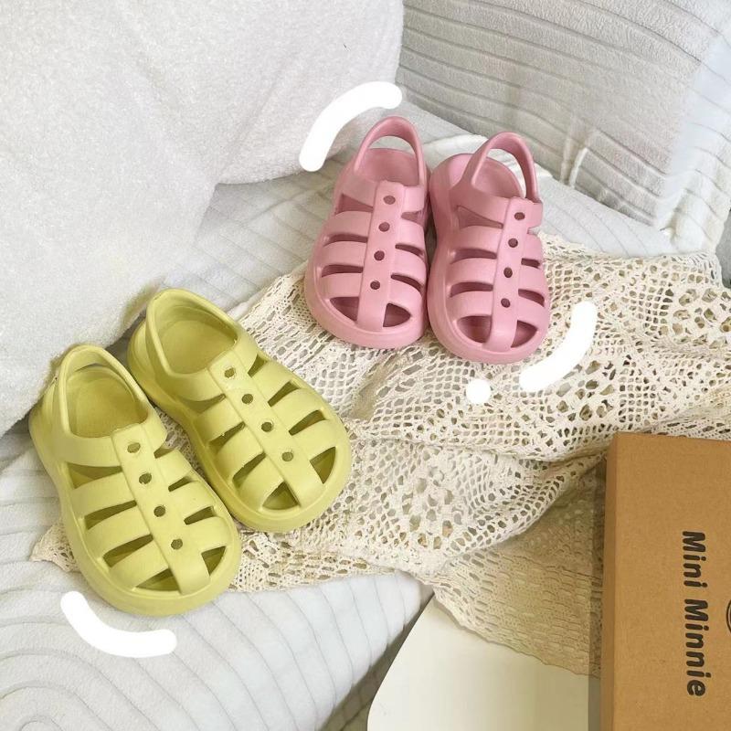 Children's Roman Sandals Boys and Girls Kindergarten Summer Soft-soled Hole Shoes Beach Shoes Bag Head Non-slip Classmates