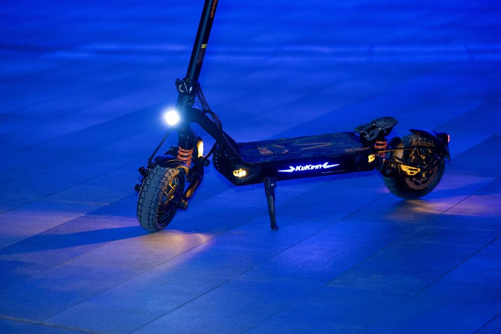 KuKirin G2 Master Dual Motor 52V 1000W×2 Electric Scooter – 60 km/h, Dual Drive, 10″ Pneumatic Tires, Dual Disc Brake, Hydraulic Suspension