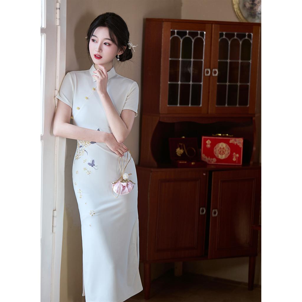 New Chinese-style white retro-style embroidered cheongsam dress, elegant temperament, daily wear dress, engagement certificate dress