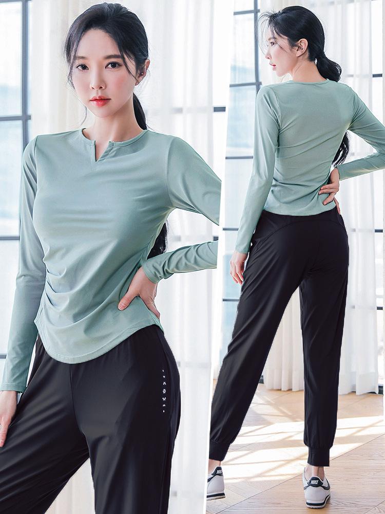 Women's Plus Size Quick-Dry Long Sleeve Sportswear for Running, Yoga, and Pilates.