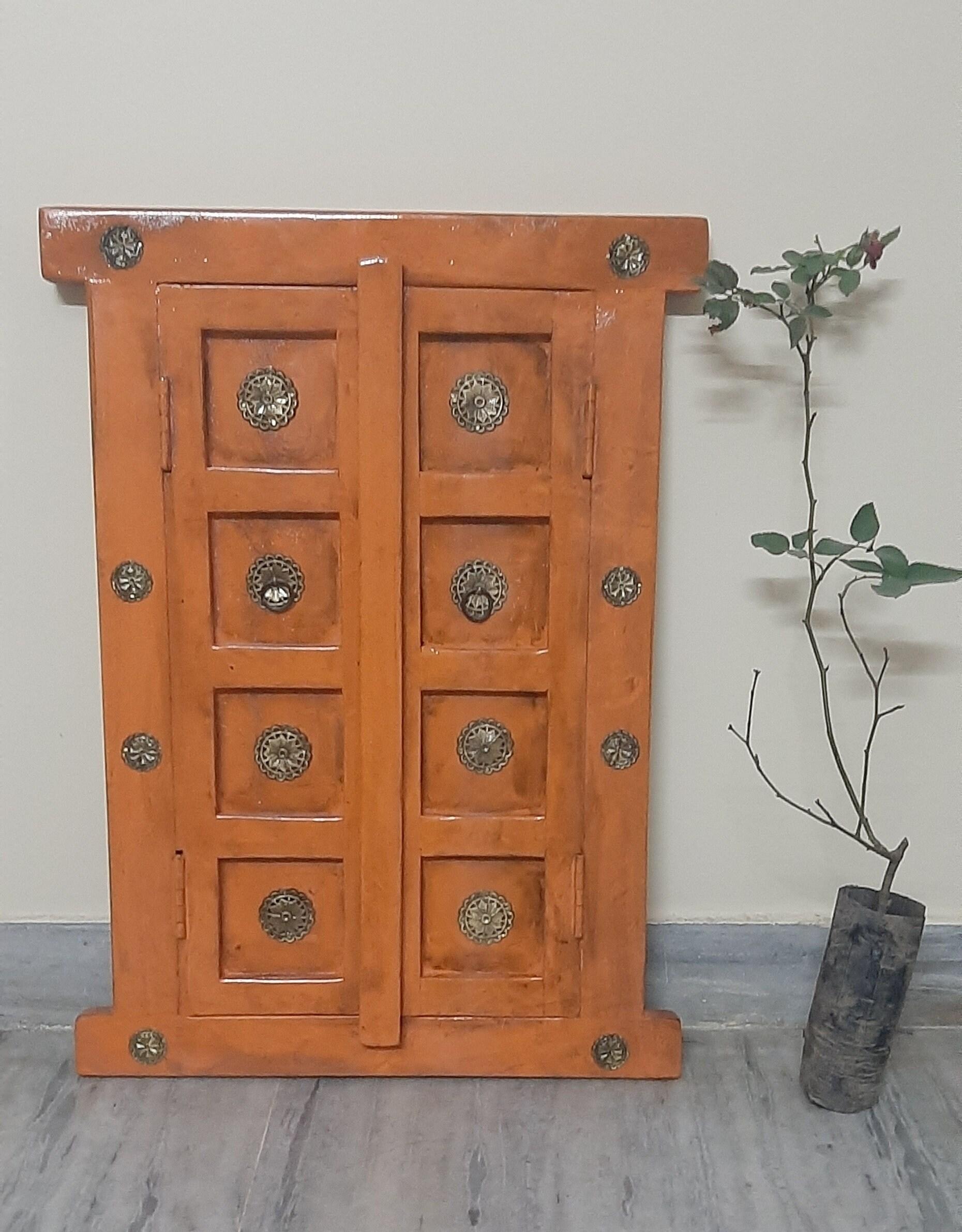 Ручная резная деревянная джарокха: Раджастанский индийский настенный декор разноцветный