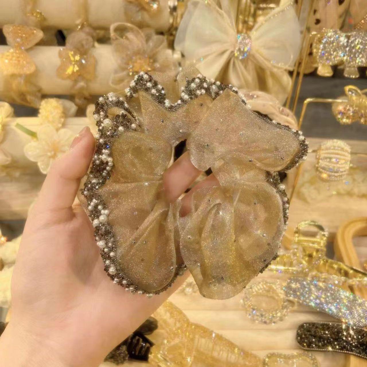 

Элегантное крупное кольцо для волос из органзы с бриллиантами и кожаным ободом