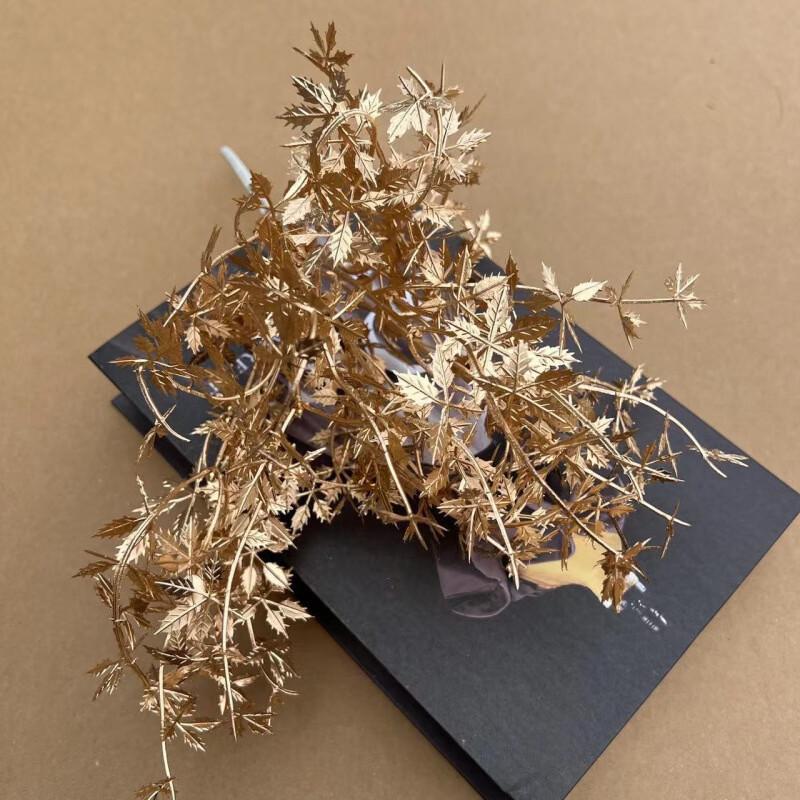 Золотой букет из искусственного эвкалипта и листьев гинкго