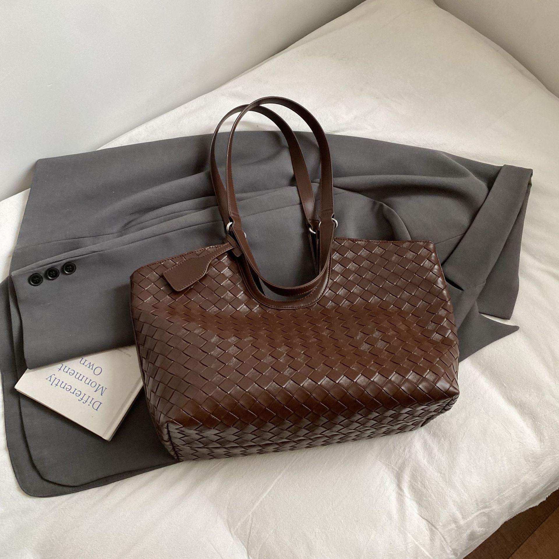 2025 Retro Large Capacity Woven Underarm Mother-Child Shoulder Bag