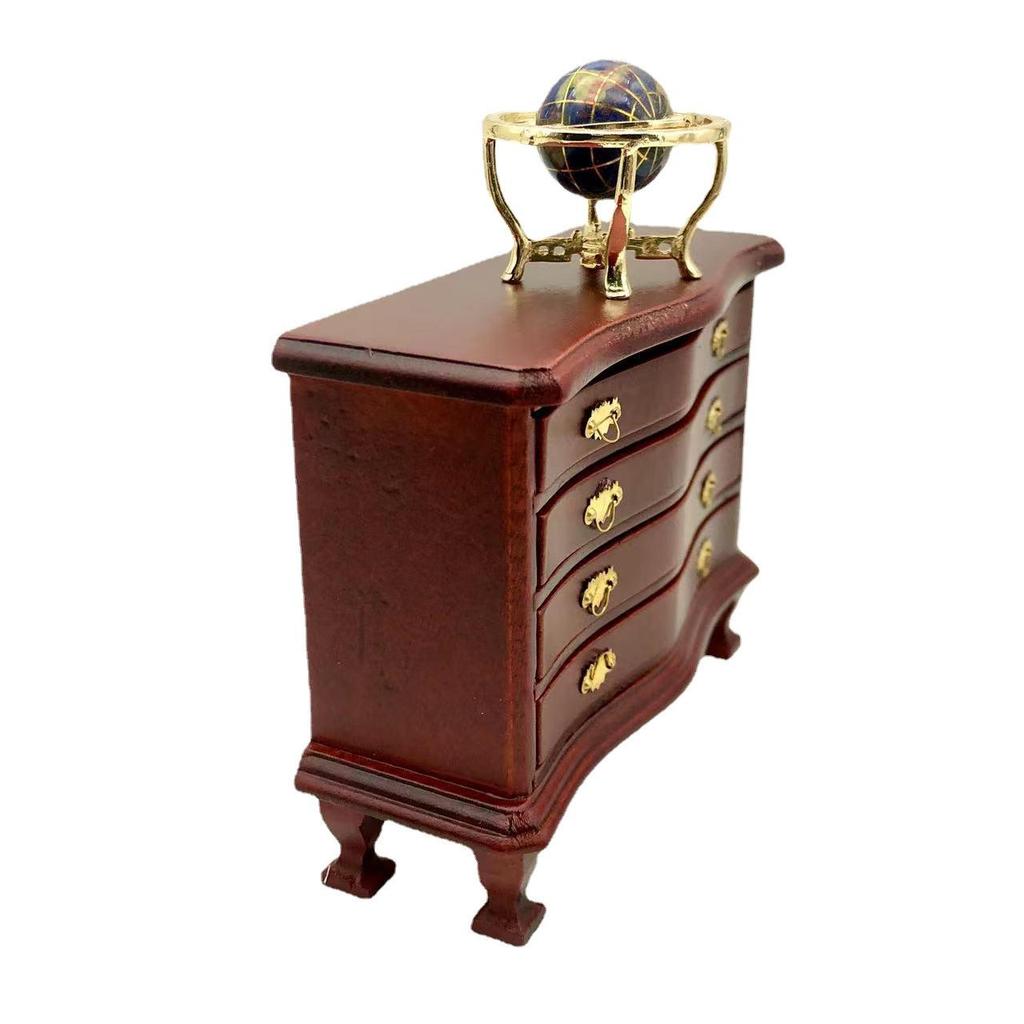 Miniatur-Puppenhaus-Schrank mit vier Schubladen, mit Tonlebensmitteln und Holzmöbelzubehör.