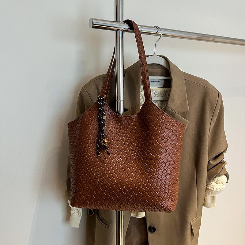 Women's large-capacity shoulder bag 2025 spring and summer new versatile commuter bag, underarm bag, popular tote bag trend this year