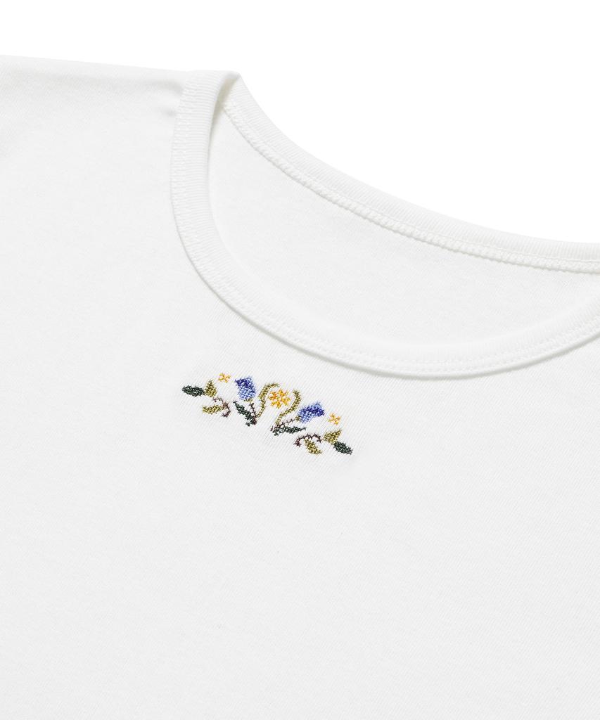 BETWEEN A AND B Mini Flower Embroidery T-Shirt [White]