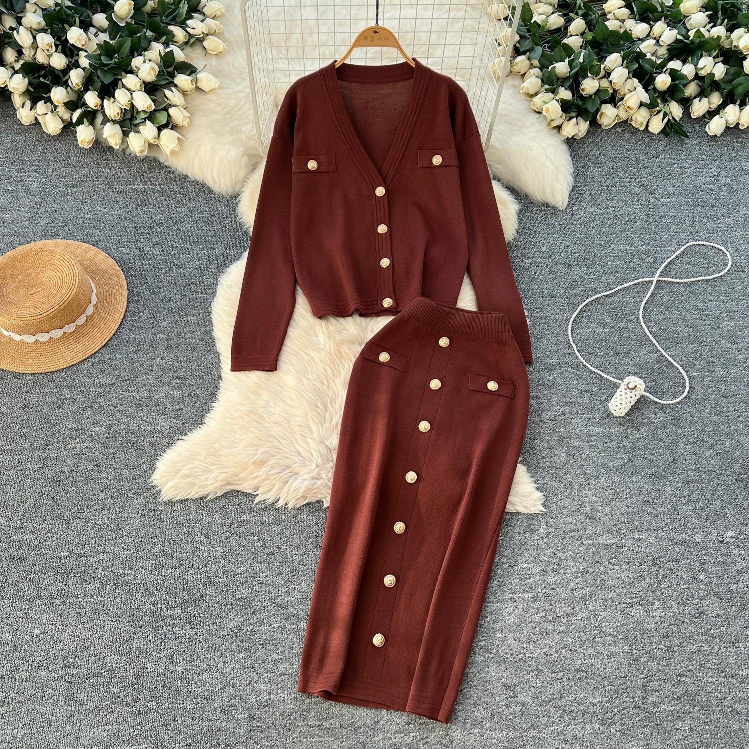 

Осенне-весенний женский вязаный свитер из двух предметов: однобортное пальто с V-образным вырезом и узкая юбка-карандаш длиной до середины икры темно-коричневого