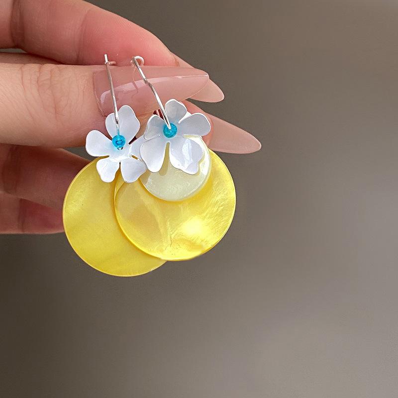 French Round Shell Tassel Stud Earrings: Retro, Exaggerated Style for a Unique Fashion Statement.