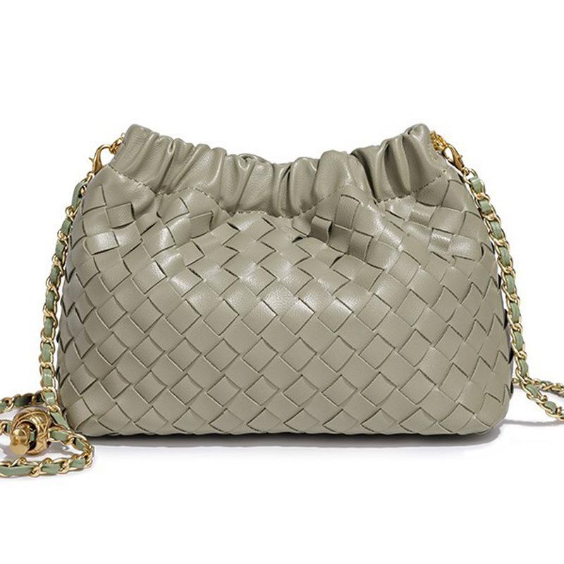 Borsa Tessuta con Catena a Palline Dorate - Borsa a Tracolla alla Moda con Tracolla e Design Pieghettato a Forma di Nuvola.