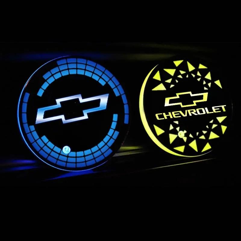 Skirta Chevrolet CRUZE SILVERADO AVEO Cavalier IMPALA MALIBU SPARK TRAX LED automobilio puodelio laikiklio šviesa vandens puodelio laikiklio kilimėlis aplinkos apšvietimas
