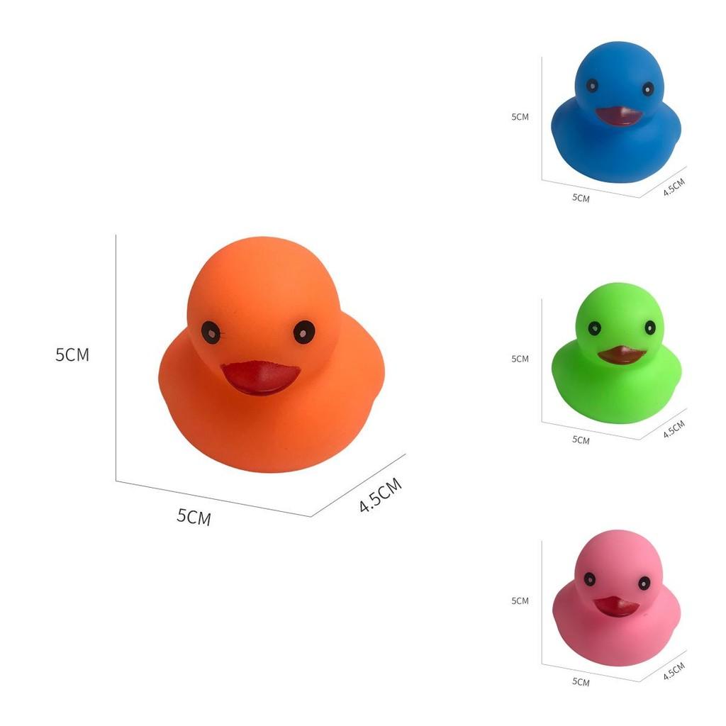 Buntes Kleines Gelbes Enten-Quetschspielzeug zum Schwimmen im Entchen-Themenpool