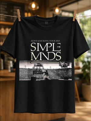 Simple Minds Alive Kicking Tour 2025 Stadion Panorama Mit Publikumslichten Und Fettem Logo Unisex Unisex Alle T-Shirts
