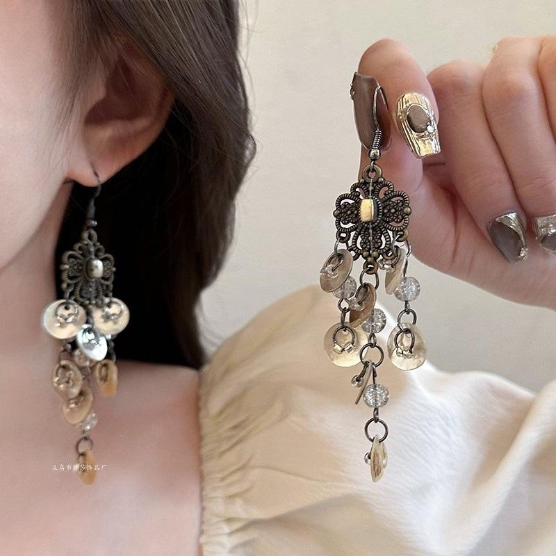 Exotic high-end fringed earrings, niche retro ethnic style earrings, French heavy industry bohemian earrings.