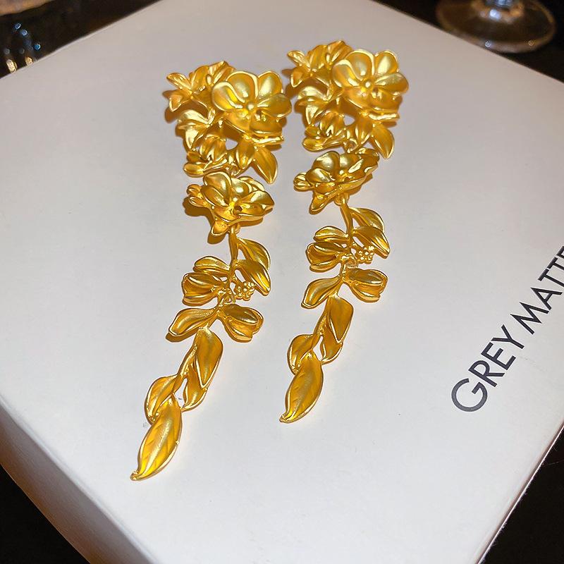 European and American Personalized Metal Fringed Earrings Niche Simple Long Stud Earrings High-end Light Luxury Earrings Women