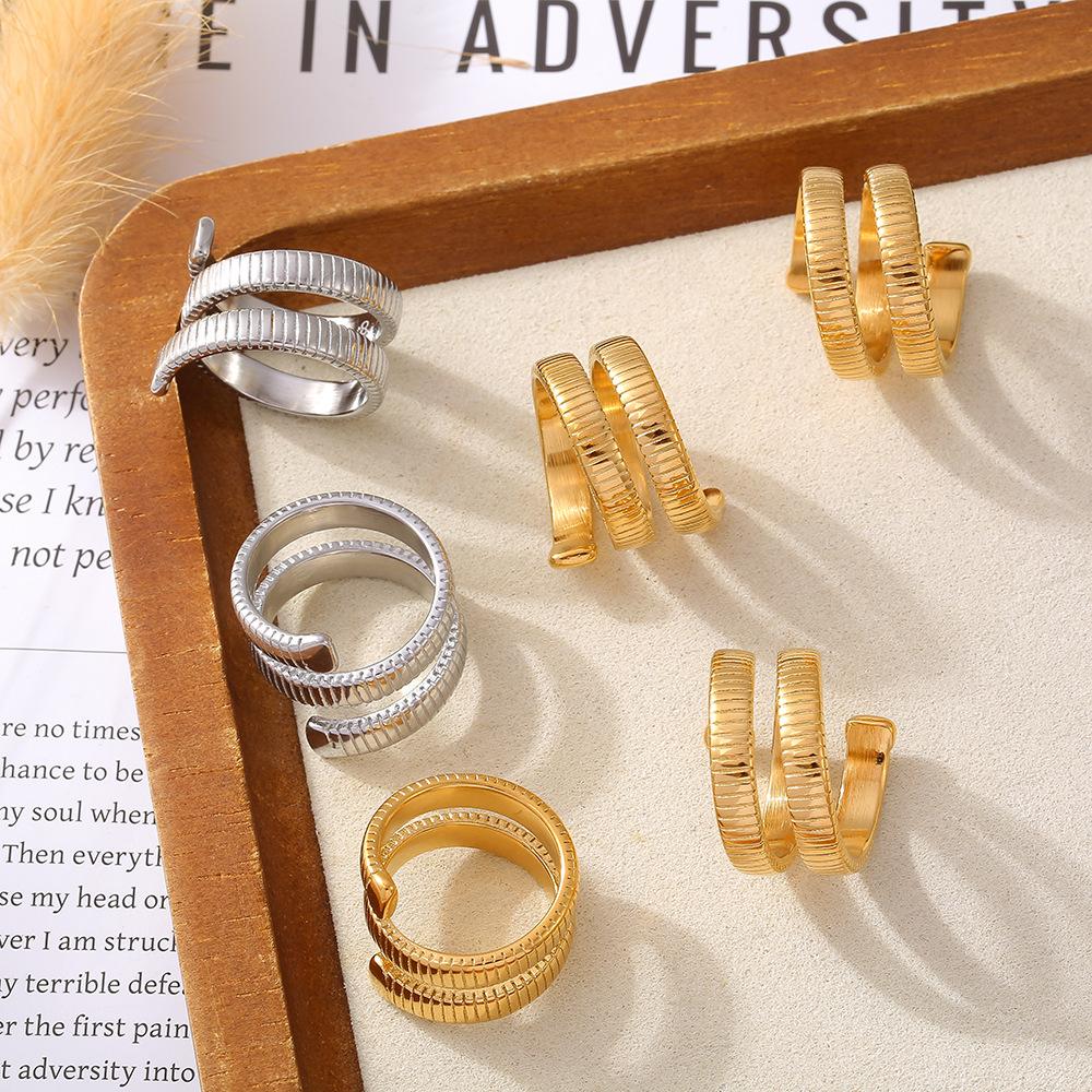 Větrný Jarní Ozubený Kroužek Titanová Ocel Pokovená 18K Skutečným Zlatem Studený Vítr Nastavitelný Design Retro Šperk