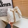 Damenmode Denim Crossbody Tasche Diamant-Steppung Schultertasche mit Kettenriemen & Kordelzugverschluss für den täglichen Gebrauch Pendeln
