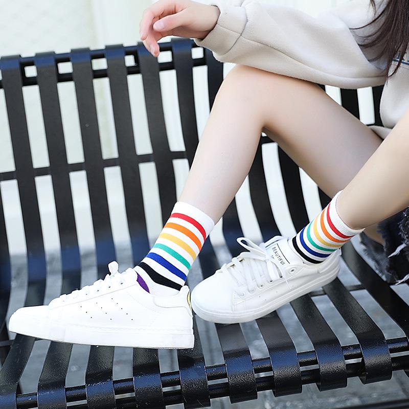 Neue Damen Socken 1 Paar lang Baumwolle Regenbogenfarben gestreift bedruckt Neuheit Mode Dame Herbstsocken