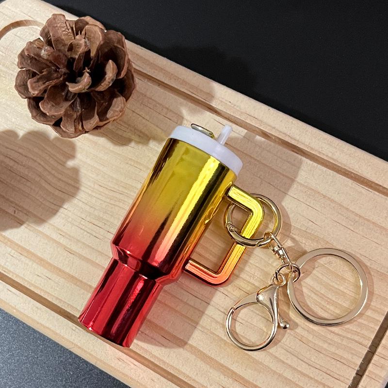 Llavero Copa Rey Hielo: Colgante Stanley versátil para pintalabios o para colgar en la mochila