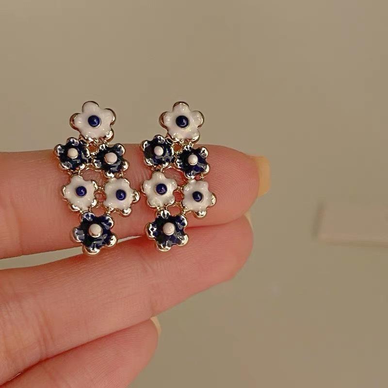 Blue and White Flower Stud Earrings Women's Autumn and Winter Temperament Cute Earrings Design Sense Niche White Earrings Tide