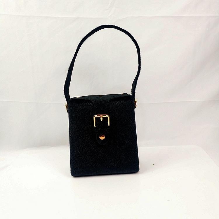 

Retro little fairy bag girl 2019 autumn and winter on the new Korean lock version velvet small square bag chic chain shoulder чорний