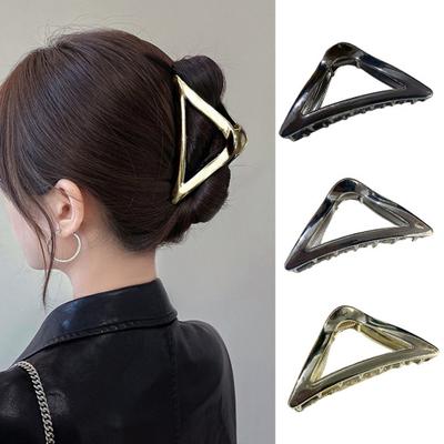 Effen kleur gekruiste tanden lente ontwerp haarklauw driehoekige vorm metalen haarclip haaraccessoires