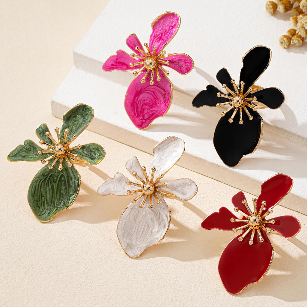 Elegancki, przesadny pierścionek z kwiatem pokryty emalią jest odpowiedni do noszenia na co dzień i może być podarowany przyjaciołom.