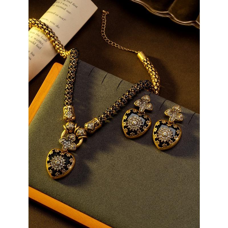 Vintage rhinestone inlaid flower black heart-shaped necklace and earrings