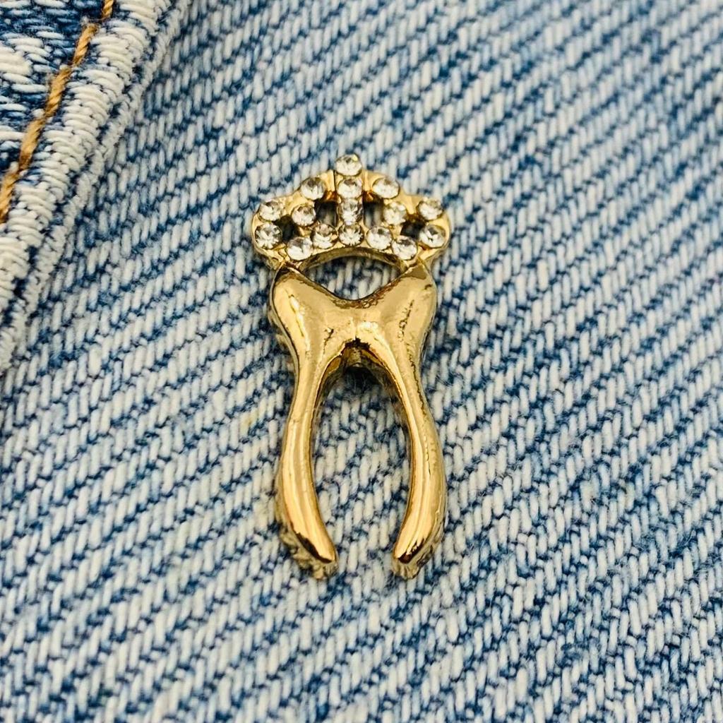 Neue Emaille Pin Goldener Zahn mit Krone Metall Stecker Geschenk Geburtstag 1 Stück