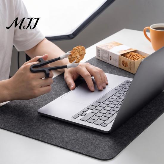 Finger Ring Snack Clips for Gaming Chopsticks Gaming, Finger-Mounted Fork Tongs with Mini Hand Funny Palm Shaped Design, No-Touch Clip Chips