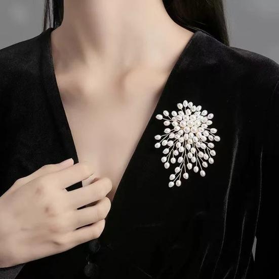 Women Brooch Hand-Woven Irregular Imitation Pearls Brooch Suit Coat Collar Embellished Pin Outfit Accessories