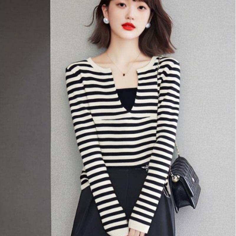 For The Beginning of Spring, Wear A Two-piece Knitted Sweater with A V-neck and Long-sleeved Top for Women