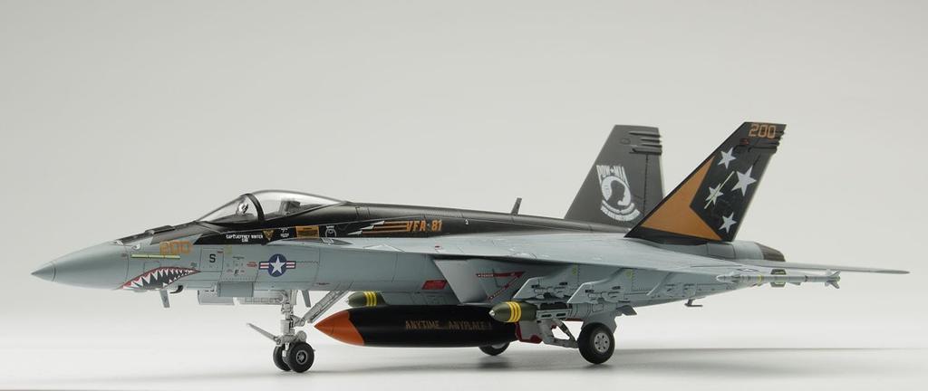 Platz US Fighter Super Hornet Sunliners Plastic Model Kit with Masking Stickers 1/72 Carrier-Based F/A-18E VFA-81 AE-55 (Airplane)