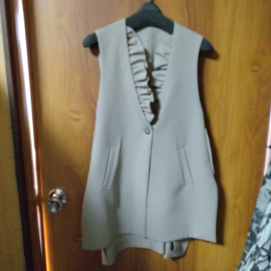 vest with frills