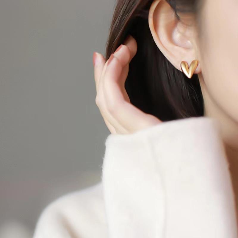 2026 Retro Metal Heart Cross Ear Clips For Women Girls Simple Without Piercing Clip Earrings Fashion Ear Clip Party Jewelry
