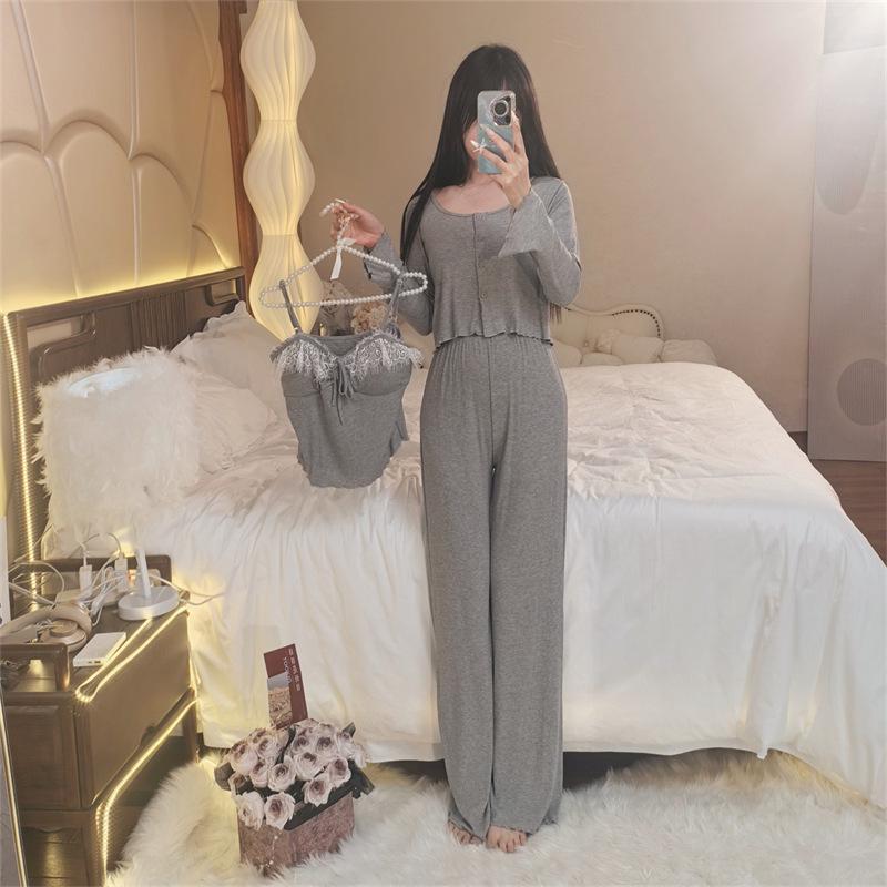 Damen Französischer Modal 3-teiliger Pyjama-Set: Langärmeliges Oberteil mit Brustpolster, Spaghetti-Trägern, langer Hose und Robe.