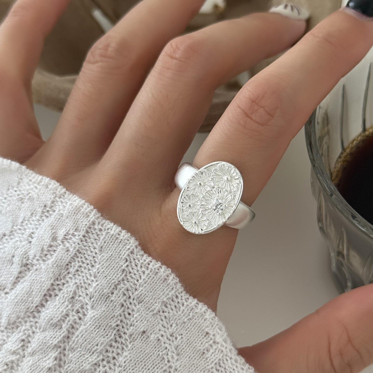 Trendy Women s Adjustable Oval Daisy Ring - Stylish Open Design for Index Finger Open Adjustable