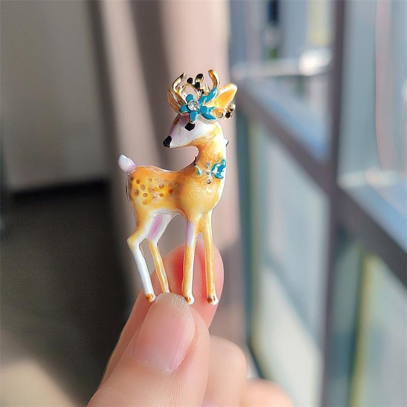 

Рождественская серия Милая брошь в виде оленя Sika, простая и милая булавка в виде животного, одинаковые аксессуары для мужчин и женщин