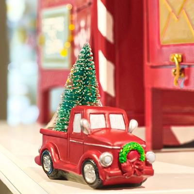Weihnachtstruck mit Weihnachtsbaum-Statue Harz Festivaldekorationen für Zuhause Schlafzimmer Wohnzimmer Weihnachtsatmosphäre Dekor