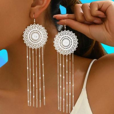 Ethnische Ohrringe mit Quasten und Hohlblumen-Design