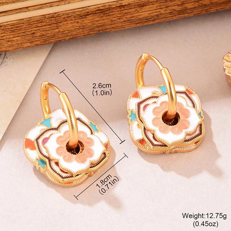 

Элегантные минималистичные серьги-гвоздики с эмалью и цветочным дизайном